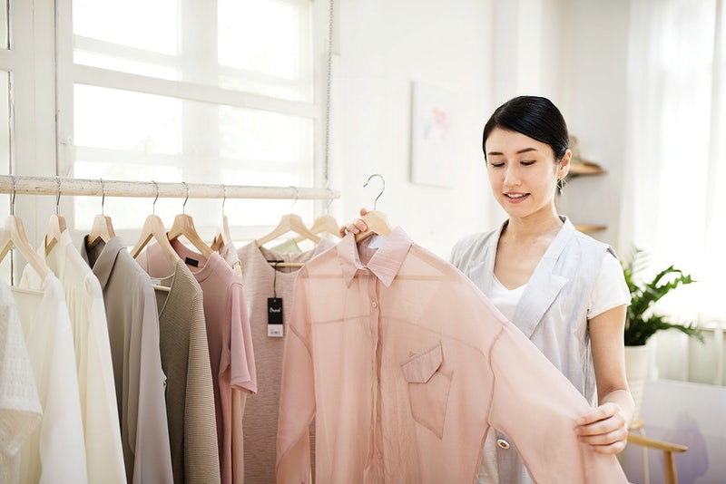 Đưa vợ đi mua quần áo thì bị vợ cũ mỉa mai chọn đồ rẻ tiền, câu hỏi của vợ khiến tôi mở cờ trong bụng-2