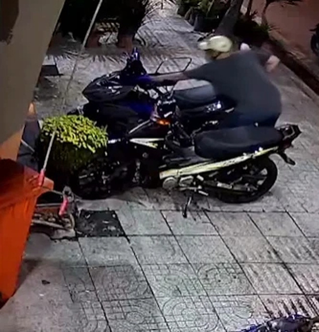Pha trộm xe máy siêu tốc chỉ trong 10 giây, xem lại camera mà chủ xe cũng phải sốc!-1
