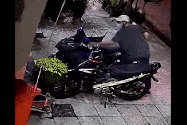 Khoảnh khắc hai đối tượng vào tận nhà trộm xe SH nhập trong vài giây-1