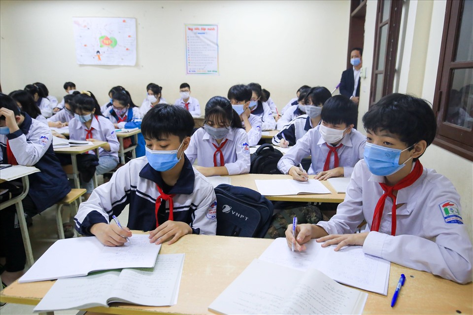Học sinh sắp trở lại trường học tập trung, bố mẹ cần chuẩn bị gì cho con?-2