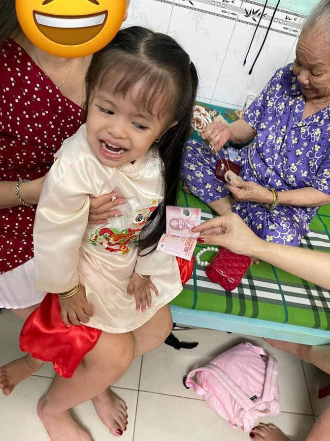 Bé gái cự tuyệt tiền lì xì, cứ ai tặng là gào lên khóc, dân tình ngỡ ngàng Ơ lao động chính ngày Tết mà lạ thế-1