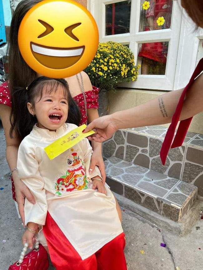 Bé gái cự tuyệt tiền lì xì, cứ ai tặng là gào lên khóc, dân tình ngỡ ngàng Ơ lao động chính ngày Tết mà lạ thế-2