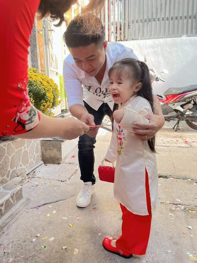 Bé gái cự tuyệt tiền lì xì, cứ ai tặng là gào lên khóc, dân tình ngỡ ngàng Ơ lao động chính ngày Tết mà lạ thế-3