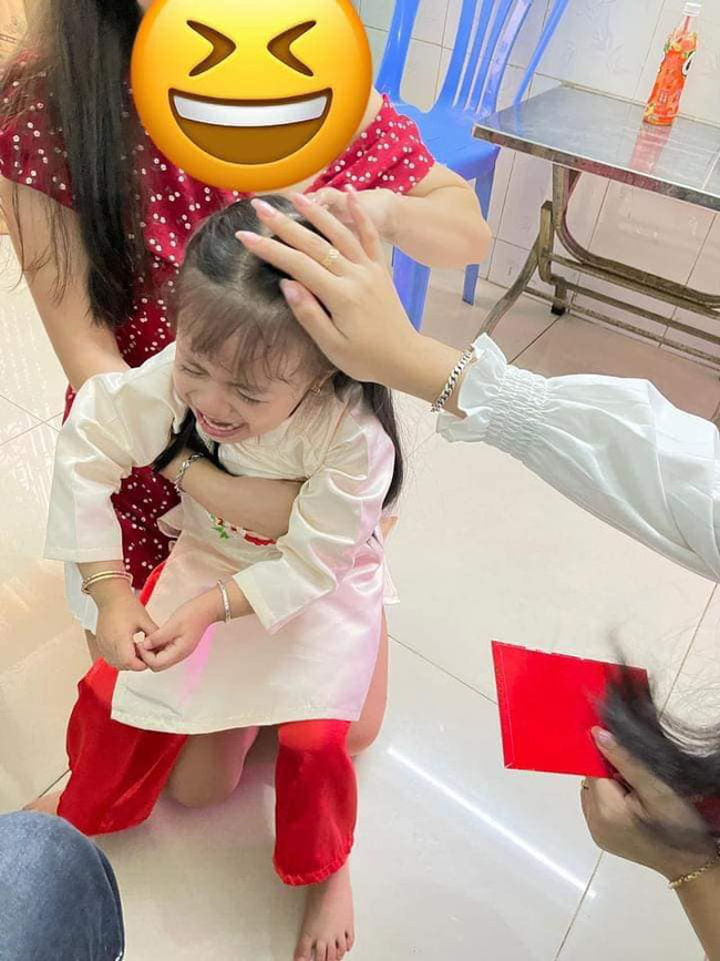 Bé gái cự tuyệt tiền lì xì, cứ ai tặng là gào lên khóc, dân tình ngỡ ngàng Ơ lao động chính ngày Tết mà lạ thế-4