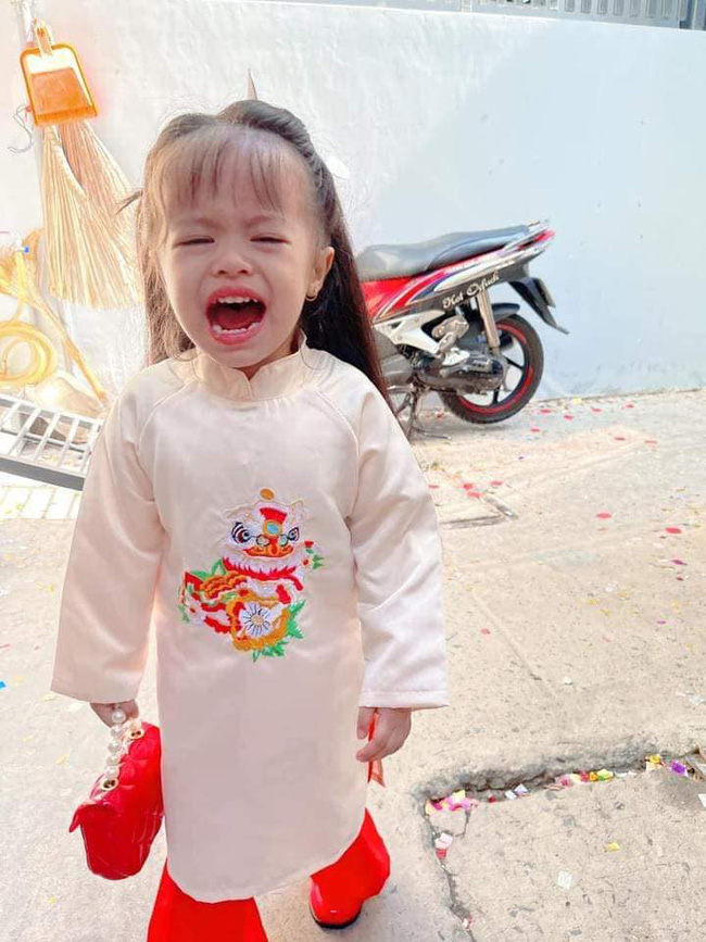 Bé gái cự tuyệt tiền lì xì, cứ ai tặng là gào lên khóc, dân tình ngỡ ngàng Ơ lao động chính ngày Tết mà lạ thế-7