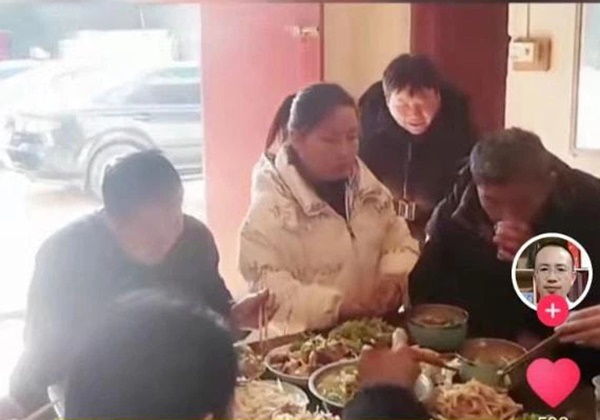 Mẹ chồng xua đuổi con dâu, không cho ngồi ăn cùng họ hàng, câu nói phía sau khiến dân mạng nước mắt lưng tròng-2