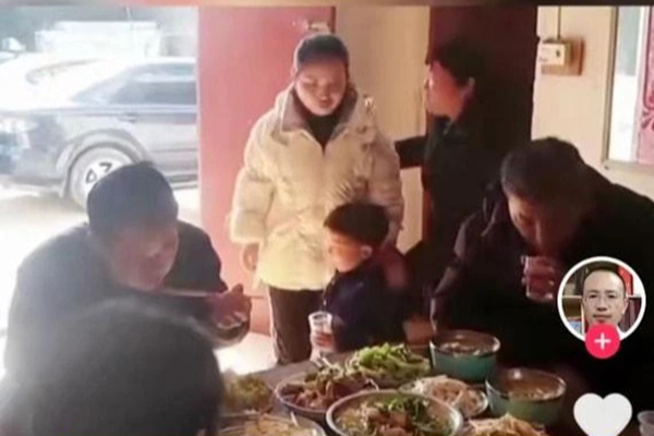 Mẹ chồng xua đuổi con dâu, không cho ngồi ăn cùng họ hàng, câu nói phía sau khiến dân mạng nước mắt lưng tròng-3