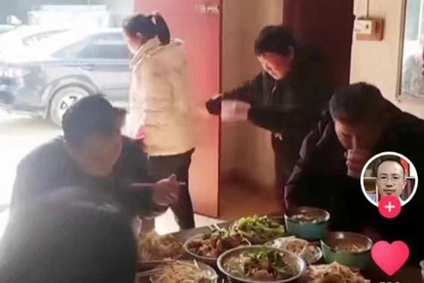 Bố chồng ngoại tình, con dâu rủ mẹ chồng bắt gian mới bàng hoàng vì danh tính bồ nhí”-3