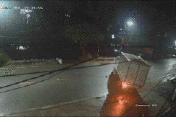 Nam thanh niên chạy xe máy ‘xé gió’ đâm trực diện xe tải đang quay đầu