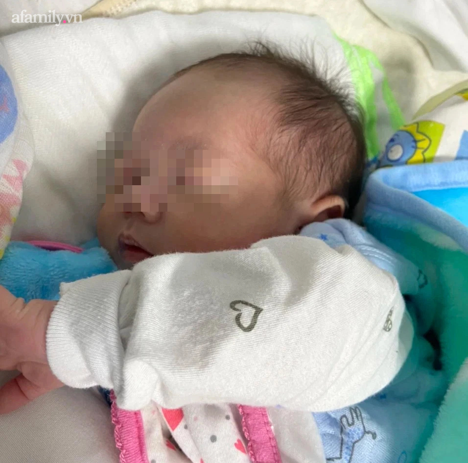 Hà Nội: Bé gái sơ sinh bị mẹ bỏ rơi trên vỉa hè trong đêm giá lạnh-1