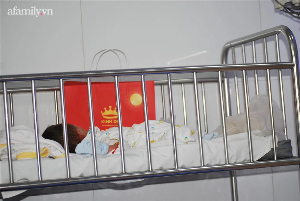 Hà Nội: Bé gái sơ sinh bị mẹ bỏ rơi trên vỉa hè trong đêm giá lạnh-3