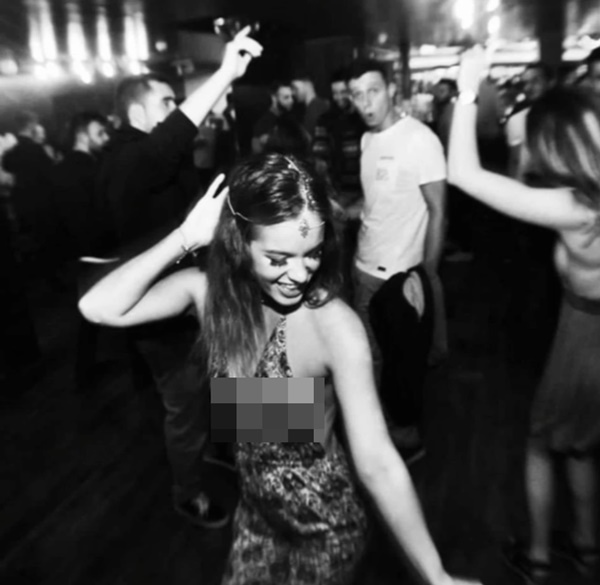 Nữ giáo viên bị phát hiện quan hệ với học sinh trong khách sạn, trang phục cùng lời giải thích khiến phụ huynh sốc tận óc-2