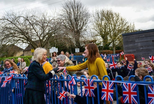 Vương hậu mới lần đầu xuất hiện, nhận về phản ứng không ngờ của dư luận, nhà Meghan là bết bát nhất-1