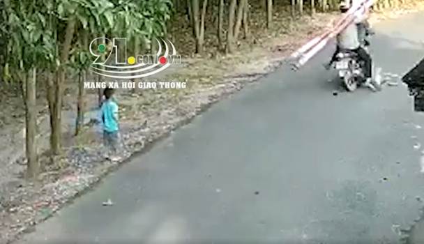 Phẫn nộ: 2 gã đàn ông đi xe máy chở đồ cồng kềnh cán qua người bé trai rồi lạnh lùng rồ ga bỏ chạy-1