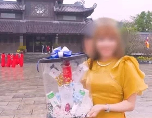 Phẫn nộ mâm lễ chùa đầu năm có cả... dung dịch vệ sinh phụ nữ của hội chị em bán hàng online: Vì vài cái like mà bất chấp thuần phong mỹ tục?-2