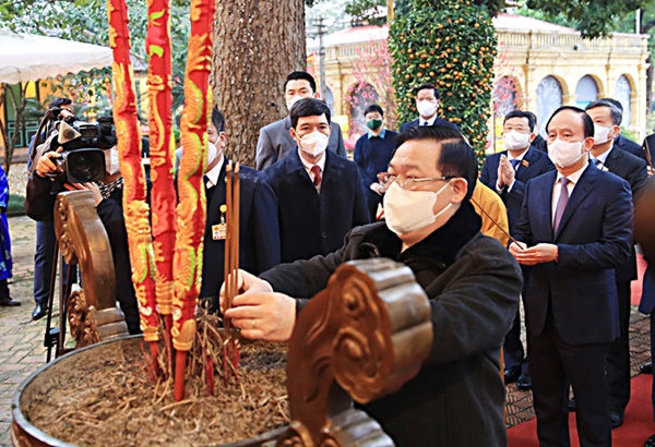 Chủ tịch Quốc hội Vương Đình Huệ dâng hương tại Hoàng thành Thăng Long-2