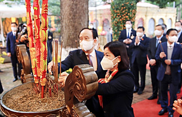Chủ tịch Quốc hội Vương Đình Huệ dâng hương tại Hoàng thành Thăng Long-3
