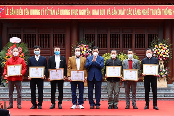 Chủ tịch HĐND TP Nguyễn Ngọc Tuấn dự lễ khai bút và tôn vinh sản xuất các làng nghề truyền thống huyện Thường Tín-4