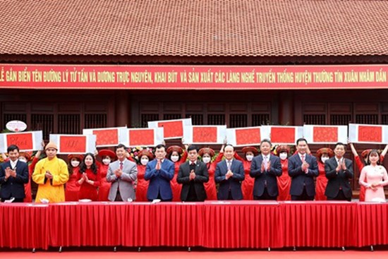 Chủ tịch HĐND TP Nguyễn Ngọc Tuấn dự lễ khai bút và tôn vinh sản xuất các làng nghề truyền thống huyện Thường Tín