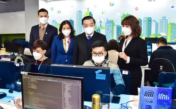 Chủ tịch UBND Thành phố Chu Ngọc Anh thăm, động viên sản xuất đầu năm-2