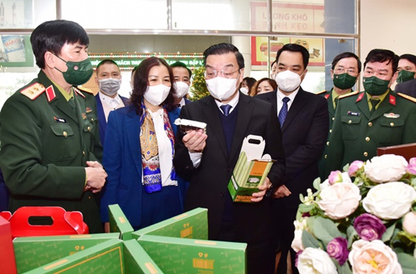 Chủ tịch UBND Thành phố Chu Ngọc Anh thăm, động viên sản xuất đầu năm-3