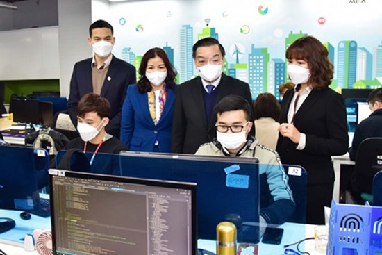 Chủ tịch UBND Thành phố Chu Ngọc Anh thăm, động viên sản xuất đầu năm