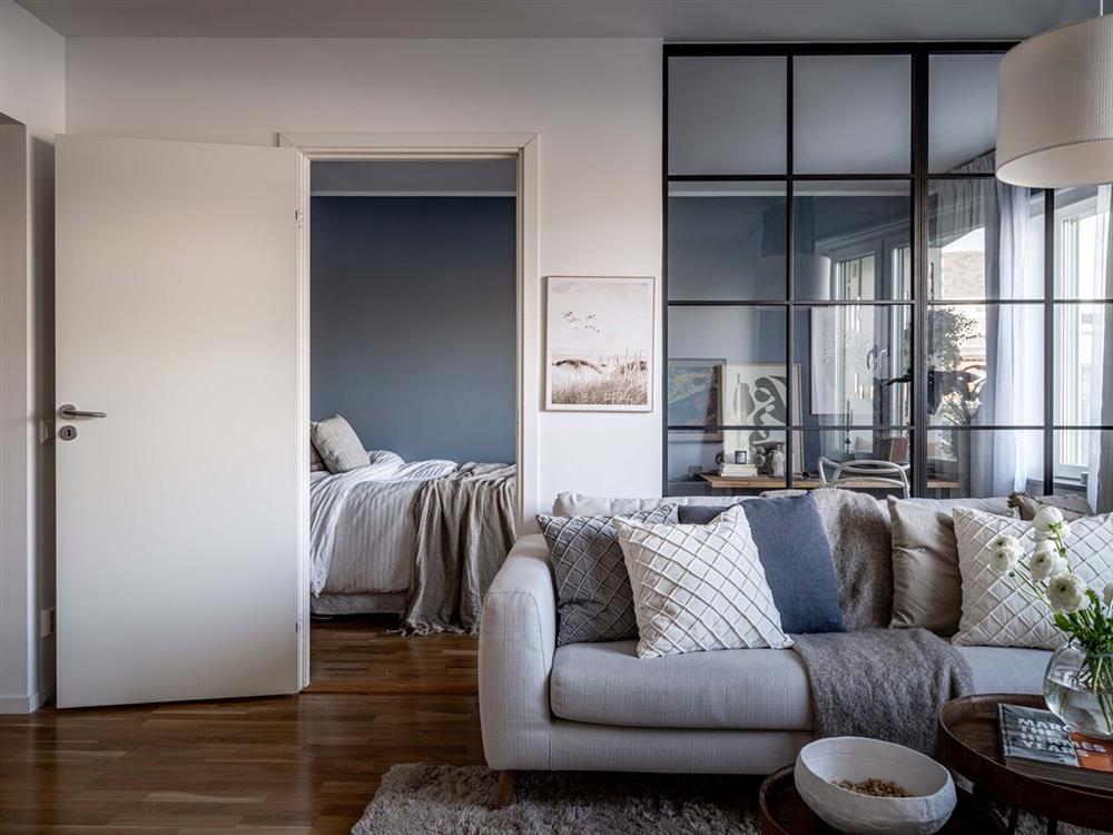 Thay thế một vách ngăn đặc bằng một vách ngăn kính: Ý tưởng tuyệt vời cho những căn hộ nhỏ-1