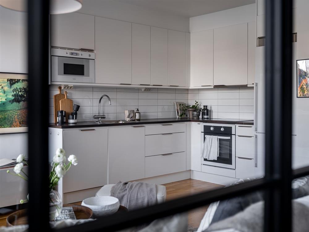 Thay thế một vách ngăn đặc bằng một vách ngăn kính: Ý tưởng tuyệt vời cho những căn hộ nhỏ-5