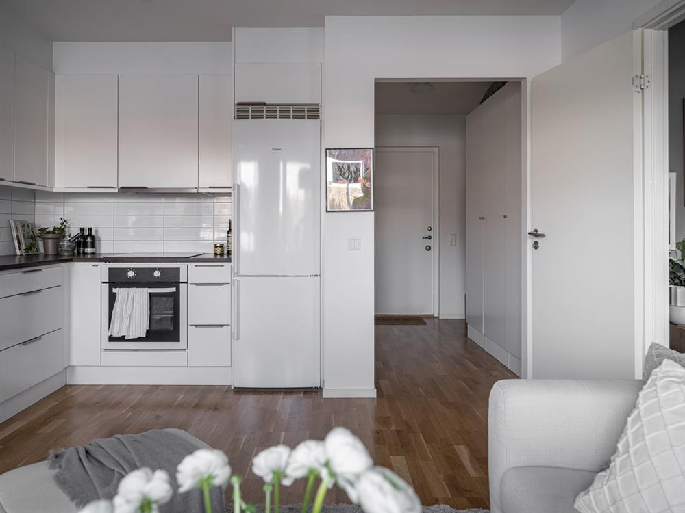 Thay thế một vách ngăn đặc bằng một vách ngăn kính: Ý tưởng tuyệt vời cho những căn hộ nhỏ-7