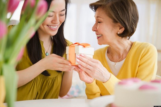 Được mẹ chồng tặng nhẫn lấy vía ngày Thần tài, tôi hí hửng khoe chồng thì anh cau có bắt mang trả ngay