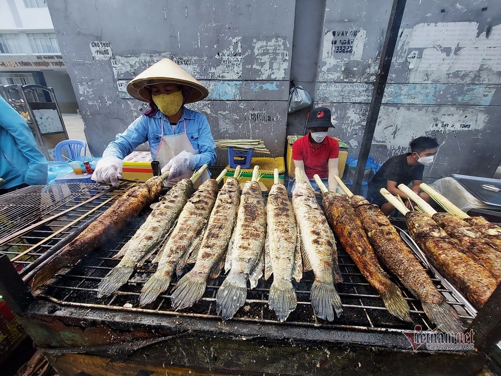 Mẹ đẻ món cá lóc nướng cúng Thần Tài, ngày bán 5.000 con thu 750 triệu-1