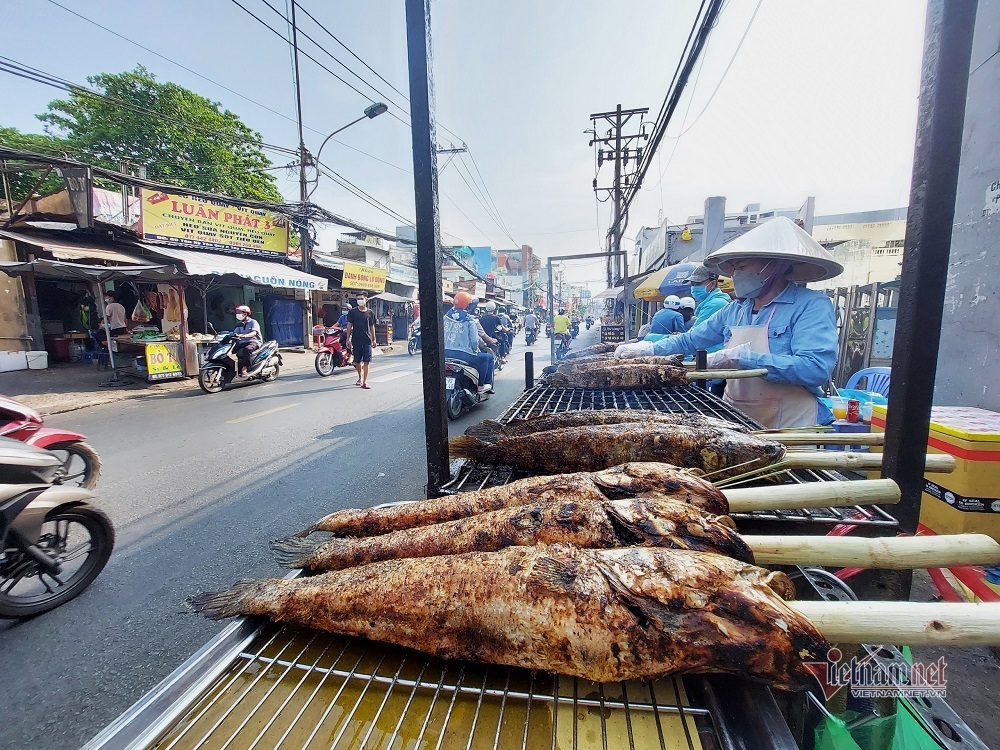 Mẹ đẻ món cá lóc nướng cúng Thần Tài, ngày bán 5.000 con thu 750 triệu-3