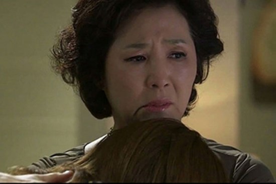 Mẹ chồng ốm đau mới nhận ra: “Đôi khi chồng con đều không thể dựa vào, may mà có con dâu!”