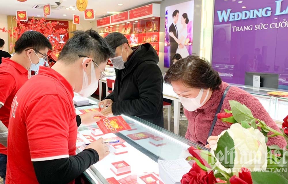 Chị bán cá ôm 150 triệu từ Điện Biên xuống Hà Nội mua vàng vía Thần Tài-2