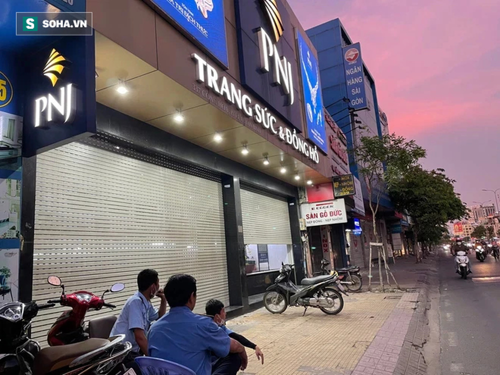 Cảnh mua vàng trái ngược tại Hà Nội - TP HCM trong ngày vía Thần tài-10