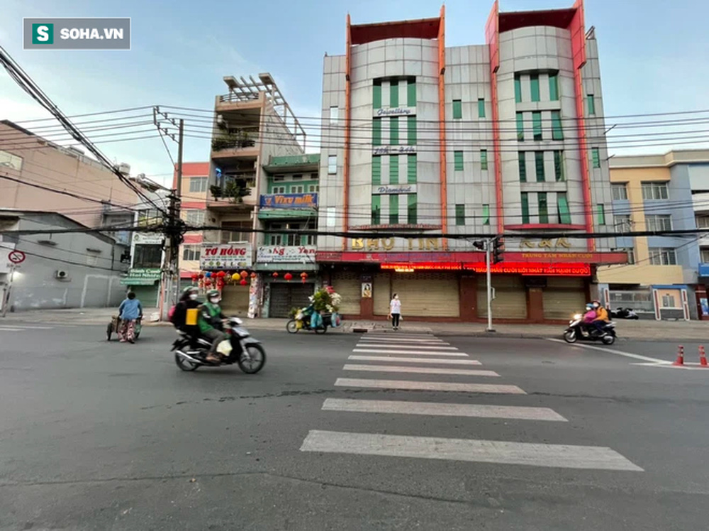 Cảnh mua vàng trái ngược tại Hà Nội - TP HCM trong ngày vía Thần tài-11