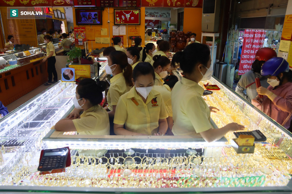Cảnh mua vàng trái ngược tại Hà Nội - TP HCM trong ngày vía Thần tài-13