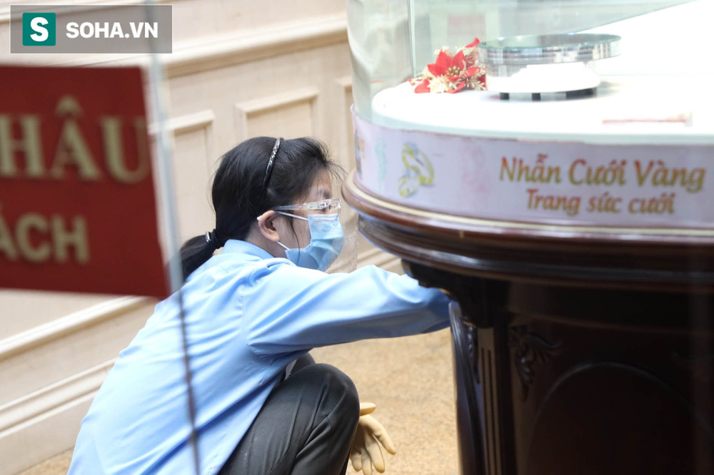 Cảnh mua vàng trái ngược tại Hà Nội - TP HCM trong ngày vía Thần tài-2