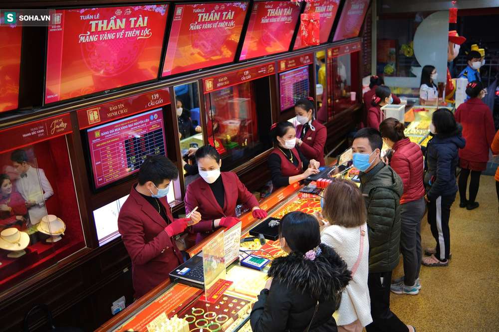 Cảnh mua vàng trái ngược tại Hà Nội - TP HCM trong ngày vía Thần tài-4