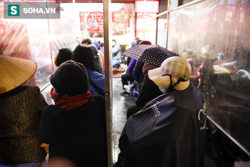 Cảnh mua vàng trái ngược tại Hà Nội - TP HCM trong ngày vía Thần tài-6