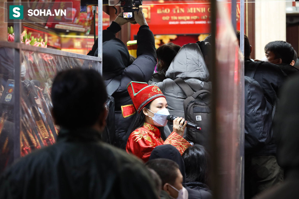 Cảnh mua vàng trái ngược tại Hà Nội - TP HCM trong ngày vía Thần tài-7