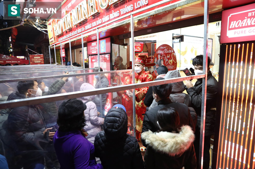 Cảnh mua vàng trái ngược tại Hà Nội - TP HCM trong ngày vía Thần tài-8