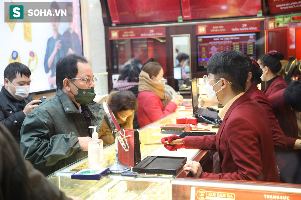 Cảnh mua vàng trái ngược tại Hà Nội - TP HCM trong ngày vía Thần tài-9