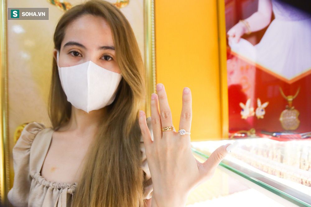 Cảnh mua vàng trái ngược tại Hà Nội - TP HCM trong ngày vía Thần tài-15