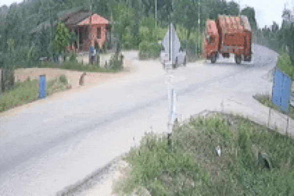 Ôtô mất lái, bay qua ao rồi đâm vào nhà dân như phim hành động-1