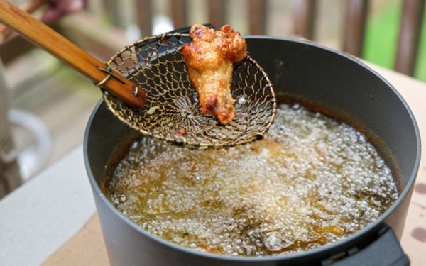 Đôi vợ chồng 46 tuổi lần lượt bị ung thư gan, bác sĩ cảnh báo: 4 món đồ trong bếp dễ giấu độc tố, cần vứt càng sớm càng tốt-5