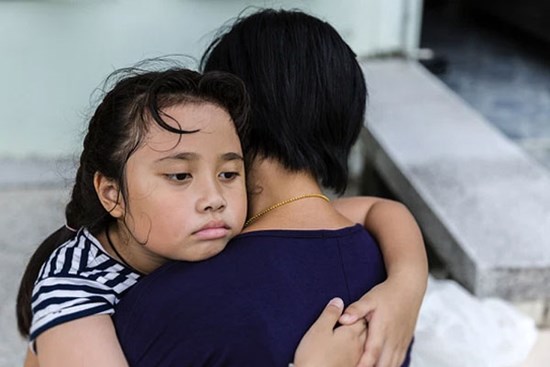 Ngày cha dượng đưa tôi đi gặp người đàn ông chỉ có một chân, vừa thấy mặt, tôi đã chết điếng rồi bật khóc nức nở