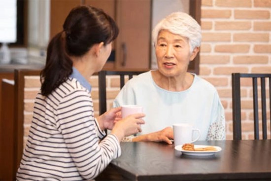 Đi làm về muộn, nàng dâu mắt đỏ hoe nhìn đĩa dưa muối mẹ chồng để trên bàn