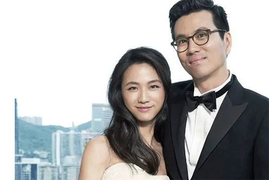 1 cặp vợ chồng nữ diễn viên và đạo diễn đình đám ly thân từ nửa năm nay, 2 mẹ con còn dọn ra ngoài luôn rồi?