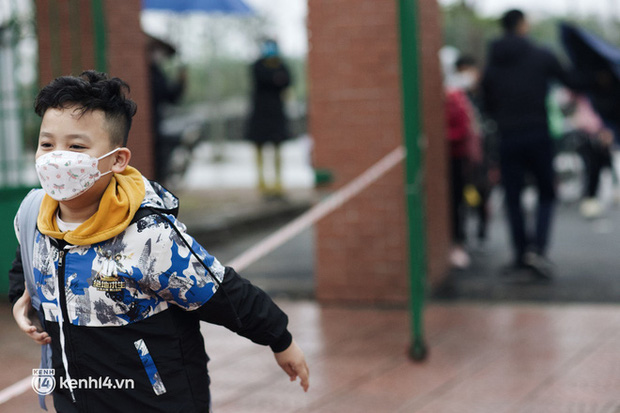 Loạt ảnh của HS Tiểu học Hà Nội sau 9 tháng mới được quay lại trường: Biểu cảm cưng xỉu,-2